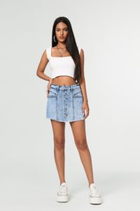 Minigonna in denim lavato a vita alta con bottoni frontali e orlo sfrangiato per donna, stile casual estivo - Product Image 2