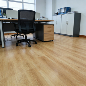 Fabricant chinois <span class=keywords><strong>de</strong></span> revêtements <span class=keywords><strong>de</strong></span> sol en PVC vinyle, antidérapant, imperméable, tapis en plastique, feuille <span class=keywords><strong>de</strong></span> linoléum, design bois, rouleau pour entrepôt, atelier - Product Image 2