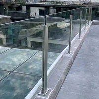 Rampe extérieure contemporaine en acier inoxydable avec profil en U sans cadre et fixation par serrage pour verre, modèle BG003, garantie 3 ans
