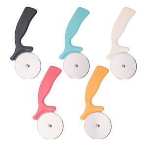 <span class=keywords><strong>Petit</strong></span> <span class=keywords><strong>emporte</strong></span>-pièce avec manche en plastique Couteau à molette à pizza rond en acier inoxydable Outils de cuisson <span class=keywords><strong>Emporte</strong></span>-pièce à rouleau Coupe à anneau - Product Image 6