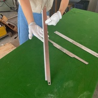 Lames de coupe de sac en plastique pour collation alimentaire automatique Couteau à dents pour biscuits et barre de chocolat Machine à emballer Ligne de production