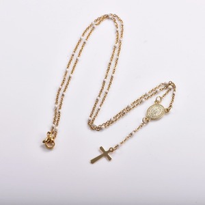 Collar con Cruz Virgen Chapada en Oro, Cadena de Cuentas Multicolor, Joyería Religiosa Católica para Mujer, Antideslustre, Uso Diario - Product Image 4