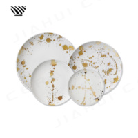 Set piring porselen mewah desain artistik berlapis emas untuk pengaturan meja pernikahan mewah