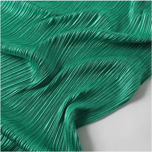 ผ้าไหมซาตินย้อมลายทางแบบยืดได้ ผลิตตามสั่งจาก Issey Miyake สำหรับทำกางเกงและชุดเดรส - Product Image 5
