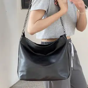 Guangzhou women's bags wholesale large capacity shoulder messenger women's chain bag black tote bucket handbags