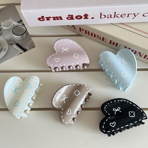 Pinza para el pelo pintada a mano color crema con bonito corazón, elegante clip para moño - Product Image 1