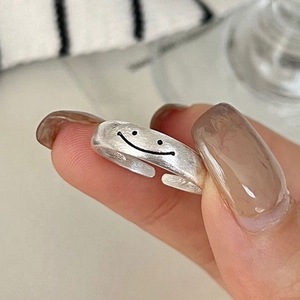 Anillo de Plata Pura S925, Diseño Coreano de Nicho, Estilo Lujoso y Ligero, Acabado Esmerilado, para Cara Sonriente, Simple, Moderno y Versátil - Product Image 4