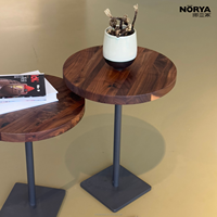 Table basse ronde moderne NORYA en noyer massif avec base sur pied foncé et plateau épais pour salon