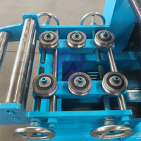 Machine automatique de fabrication de panneaux de volets roulants en acier pour portes à enroulement