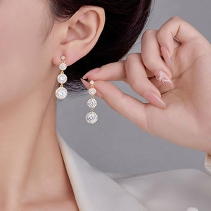 Boucles d'oreilles à pampilles rétro de luxe léger, style européen et américain, nouvelles et très tendance, avec un tempérament polyvalent et une personnalité affirmée - Product Image 2