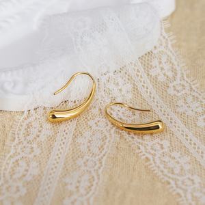 Boucles d'oreilles créoles pour femmes en acier inoxydable PVD plaqué or 18 carats, étanches, de haute qualité, design tendance, vente en gros - Product Image 3