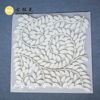 Mosaïque de pierre en marbre blanc à motif de feuilles découpé au jet d'eau pour la décoration murale d'accentuation