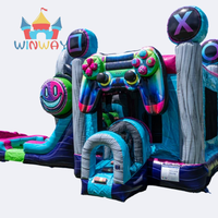 Structure gonflable de jeu pour joueurs avec double toboggan aquatique, design casque et manette - Amusement au style gamer