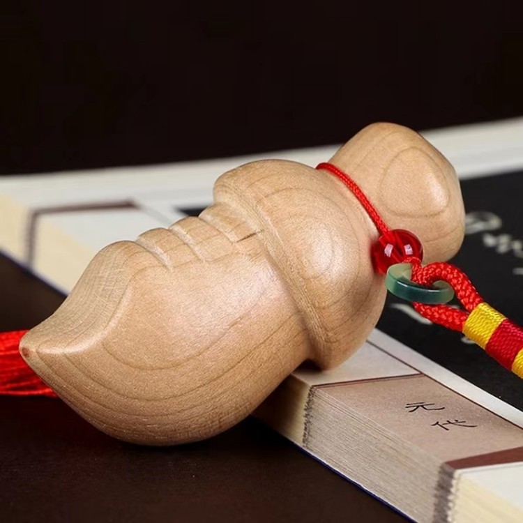 Couteau à graisse de taille moyenne (avec cordelette de manche) d'environ 9*3 cm.