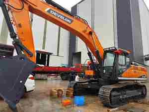 รถขุดตีนตะขาบ Develon DX380 ขนาด 36.4 ตัน กำลัง 214 กิโลวัตต์ บุ้งกี๋ขนาด 1.95 ลูกบาศก์เมตร มาตรฐานยูโร 3/4 สำหรับงานก่อสร้าง - Product Image 1