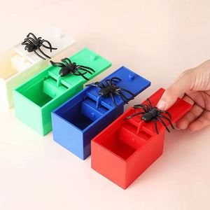 Caja de Broma de Araña de Plástico de Calidad con Araña Oculta, Divertida para Halloween, Juego de Broma para Amigos y Juguetes de Oficina - Product Image 4