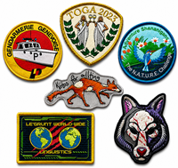 Badges et écussons tissés personnalisés en tissu, motifs Cœur, Fleur, Alphabet, avec logo sur mesure, faible MOQ, usine chinoise, à coudre ou thermocollants