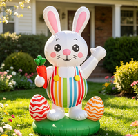 Aufblasbarer Osterhase mit Karotte, bunten Eiern und grünem Sockel mit LED-Beleuchtung für die Haustür als Feiertagsdekoration