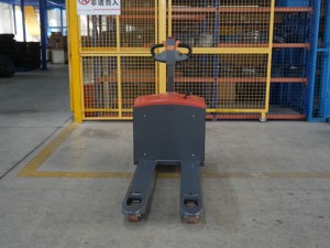 Transpaleta Eléctrica con Capacidad de Carga de 2000 kg, Batería de Plomo-Ácido, Neumáticos Sólidos, Uso en Interiores, Aplicación en Plantas de Manufactura - Product Image 3