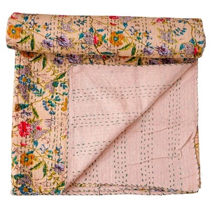 Couverture longue en coton réversible, entièrement faite à la main, style Kantha vintage, écologique, imprimée de motifs floraux, pour la maison - Product Image 1