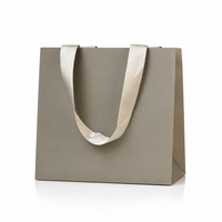 Sacs shopping en papier taupe personnalisés avec poignées en ruban, sacs cadeaux en satin laminé à fond automatique, vente en gros, OEM, marque privée, usine