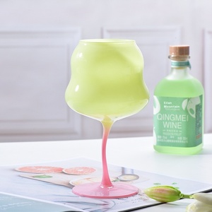Tasse en <span class=keywords><strong>verre</strong></span> colorée à pied haut de gamme créative crème rouge <span class=keywords><strong>verre</strong></span> à vin <span class=keywords><strong>médiéval</strong></span> en gros pour les filles et <span class=keywords><strong>verre</strong></span> à vin torsadé - Product Image 4