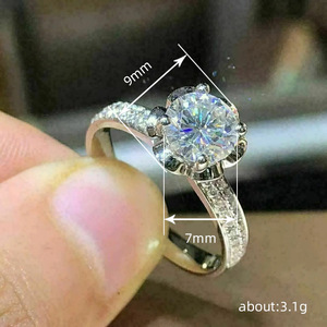 Q527 Anello di fidanzamento da donna in oro bianco con diamanti, taglio rotondo brillante, pietre laterali naturali colore G - Product Image 4