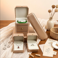 Fandi Benutzerdefiniertes Logo Achteckige Schmuckbox PU-Leder Luxuriöse Handgefertigte Modische Geschenkbox für Ringe Ohrringe Anhänger Armbänder