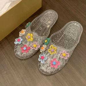 รองเท้าแตะผู้หญิงสไตล์เกาหลีแบบเจลลี่  ทันสมัยสำหรับใส่ข้างนอก  พร้อมที่คาดผมและเครื่องประดับลายดอกไม้ - Product Image 1