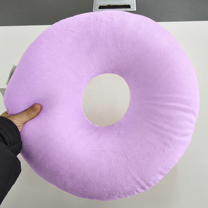 Coussin de canapé personnalisé en forme de donut avec logo, protection lisse pour les oreilles avec trou pour les dormeurs et les personnes ayant des trous d'oreilles percés - Product Image 3