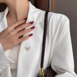 Broche élégante en forme de nœud papillon entièrement en cristal, en alliage, avec strass, épingles <span class=keywords><strong>pour</strong></span> femmes, badge de revers, corsage, cadeau de <span class=keywords><strong>mariage</strong></span>, vêtements - Product Image 3