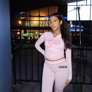 Completo Sportivo Due Pezzi <span class=keywords><strong>da</strong></span> <span class=keywords><strong>Donna</strong></span> 2025 con Logo Personalizzato, Tuta con Top Sexy Tinta Unita con Scritta, Collo con Cappuccio e Decorazione a Pieghe e Pantaloni - Product Image 1