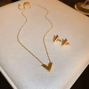 Gouden Titanium Staal V-Vormige Oorbellen Ketting Set Mode Sieraden