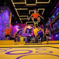Parc de jeux intérieur personnalisé tout-en-un haut de gamme, conçu pour une utilisation multi-activités, avec trampoline et mur d'escalade pour tous les âges