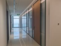 Dispositions de bureau adaptatives Systèmes de cloisons en verre ultra-clair pour des séparations d'environnement de bureau élégantes