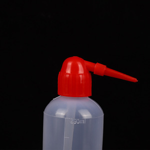Botella de riego Hirozumi de 250 ml con boquilla curva de plástico para el cuidado de plantas suculentas - Product Image 1