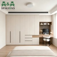 Système de rangement personnalisable pour toute la maison avec portes crème, poignées noires et étagères d'angle