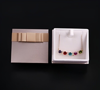 Boîte à bijoux de luxe en papier rigide carré, couleur or champagne, avec ruban et logo personnalisé, pour présentation de pendentifs