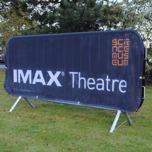 ผ้าคลุมกั้นพื้นที่สำหรับงานกีฬาแบบพิมพ์ลายตามสั่ง ผลิตจากไวนิล/โพลีเอสเตอร์/ผ้าไหม เพิ่มประสิทธิภาพการควบคุมฝูงชนและการมองเห็นโฆษณา - Product Image 5