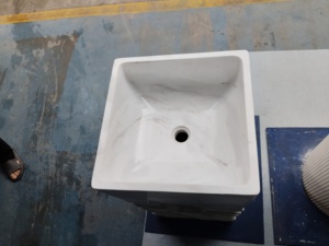 Lavabo sur piétement en marbre blanc avec finition sculptée effet vague d'eau, lavabo sur piétement en marbre Volakas avec base sculptée en vague 3D - Product Image 2
