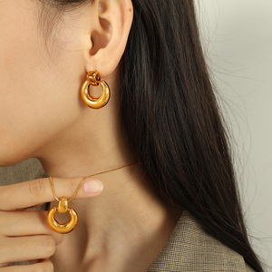 Parure de bijoux plaqué or style européen et américain : collier cercle géométrique, boucles d'oreilles et pendentif en alliage de zinc pour femme - Product Image 4