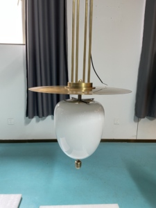Suspension en verre soufflé à la main XZ avec options d'abat-jour en verre transparent et opale, cadre vertical haut en laiton multi-brins et design à disques superposés - Product Image 2
