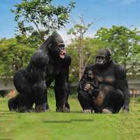 Statues de gorilles en résine personnalisées, idéales pour la décoration et les sculptures dans les parcs, jardins et zoos en plein air.