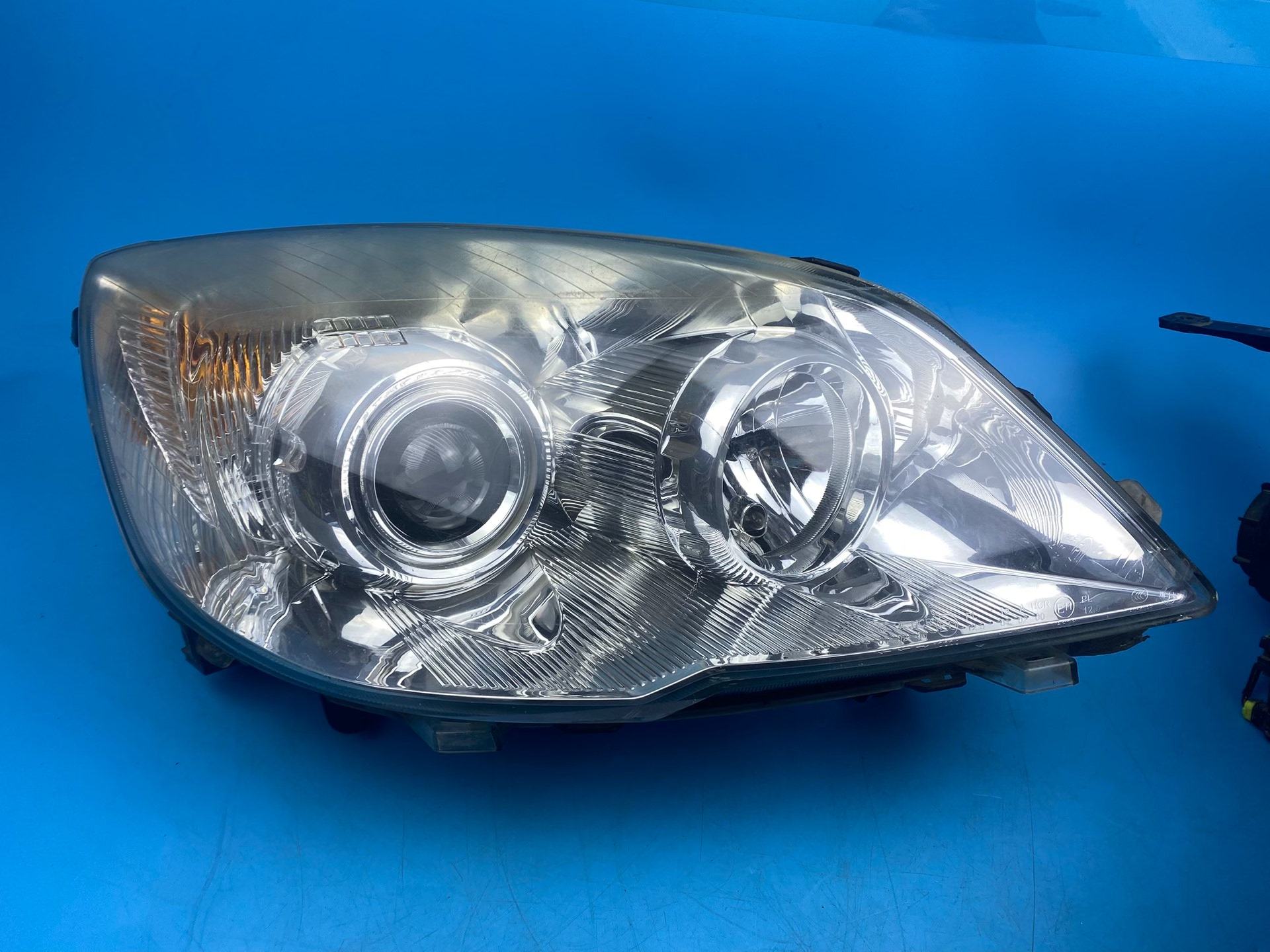 สีขาวอบอุ่น