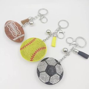 Llavero promocional de cuero con borlas, diamantes de imitación, cristales y pedrería, con diseño de béisbol y softbol, y colgante de anillo para llaves - Product Image 2