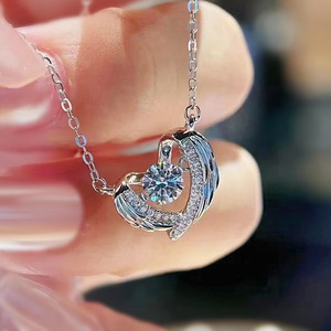 Collana con Ciondolo a Forma di Cuore e Ala per Donne, Gioiello Traforato a Forma di Piuma, Moda per Uso Quotidiano, Idea Regalo - Product Image 2