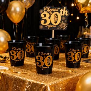 Celebración de 30 Años - Juego de 12 Vasos de Plástico Negros y Dorados con Impresión Digital para Fiestas de Cumpleaños - Product Image 2