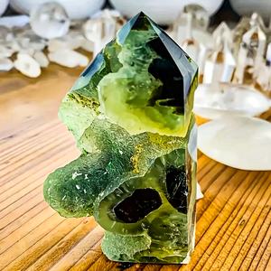 Spécimen de cristal de préhnite verte naturelle de haute qualité en forme de tour, druse, pour cadeaux de fêtes et décoration intérieure - Product Image 1