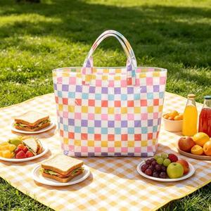 Sac fourre-tout imperméable à carreaux brillant pour femmes, sac de plage coloré à motif damier, facile à nettoyer, idéal pour les vacances d'été à la piscine et le shopping - Product Image 1
