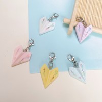 Joli porte-clés pendentif en résine en forme de mini avion en papier, breloque pour boucles d'oreilles, accessoires de bijoux de mode